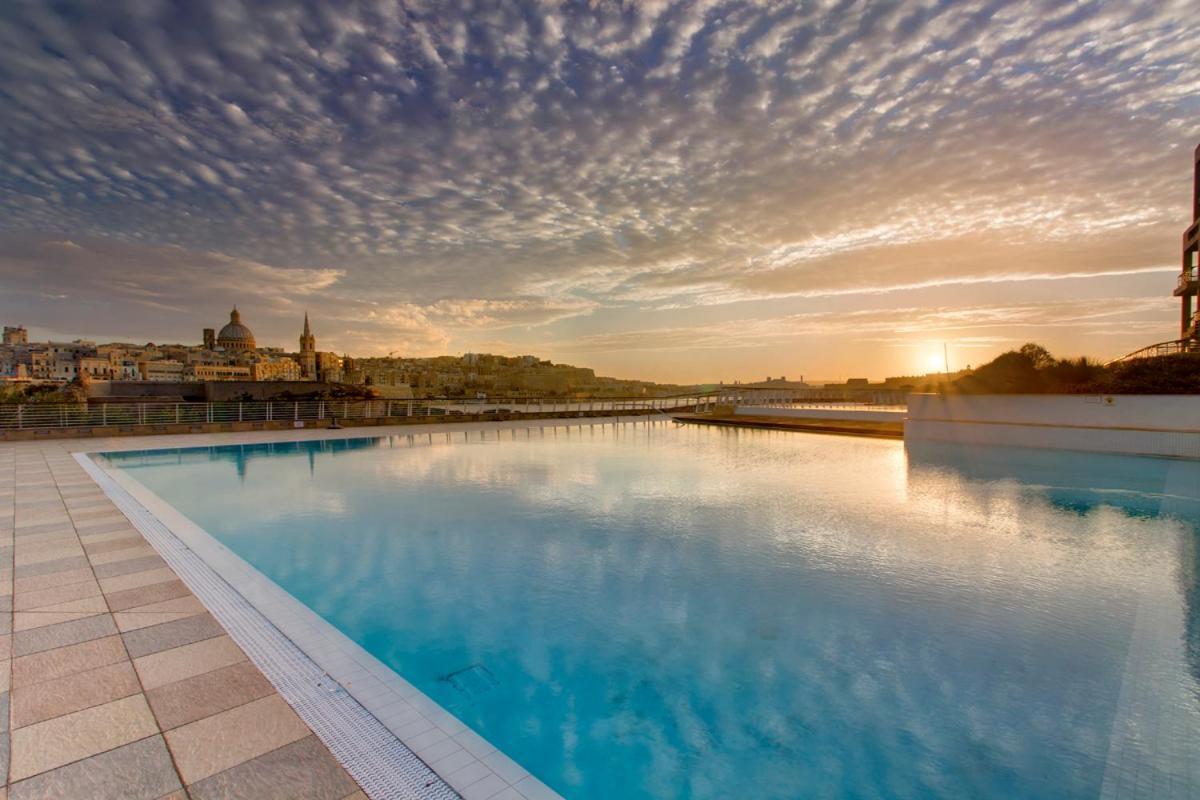 Luxurious Apt With Ocean Views And Pool In Tigne Point Слима Экстерьер фото