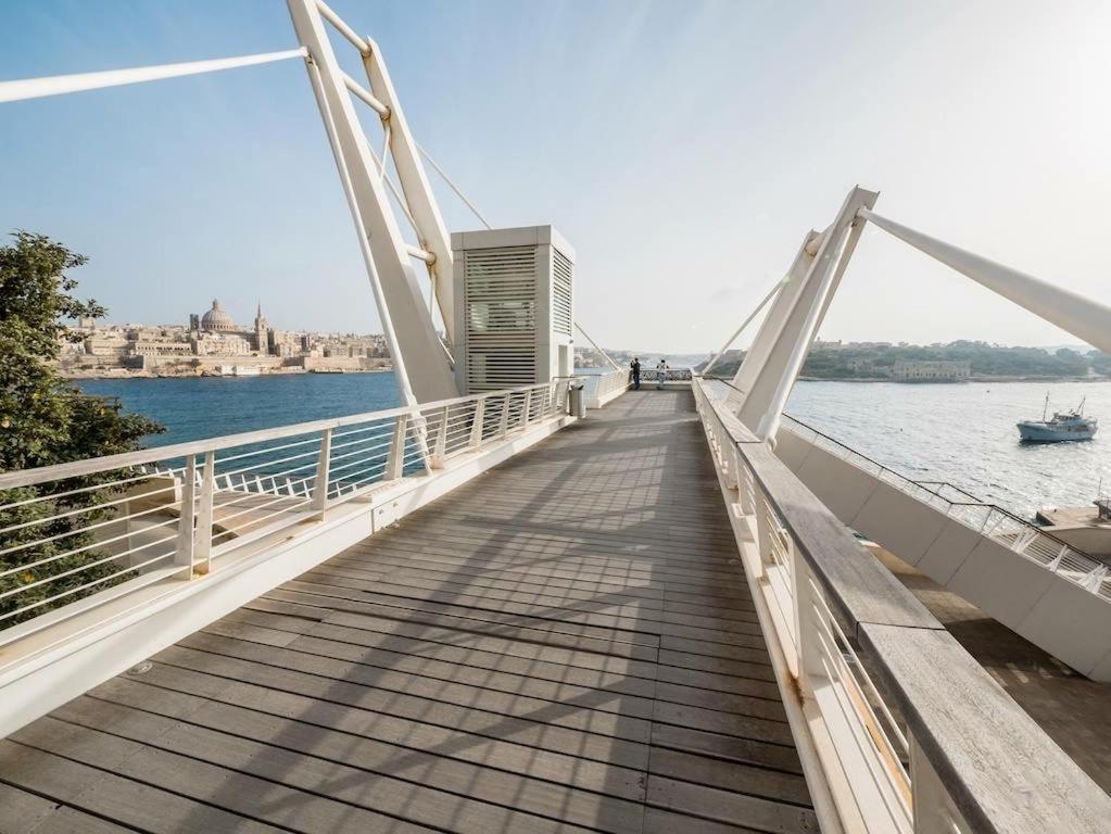Luxurious Apt With Ocean Views And Pool In Tigne Point Слима Экстерьер фото