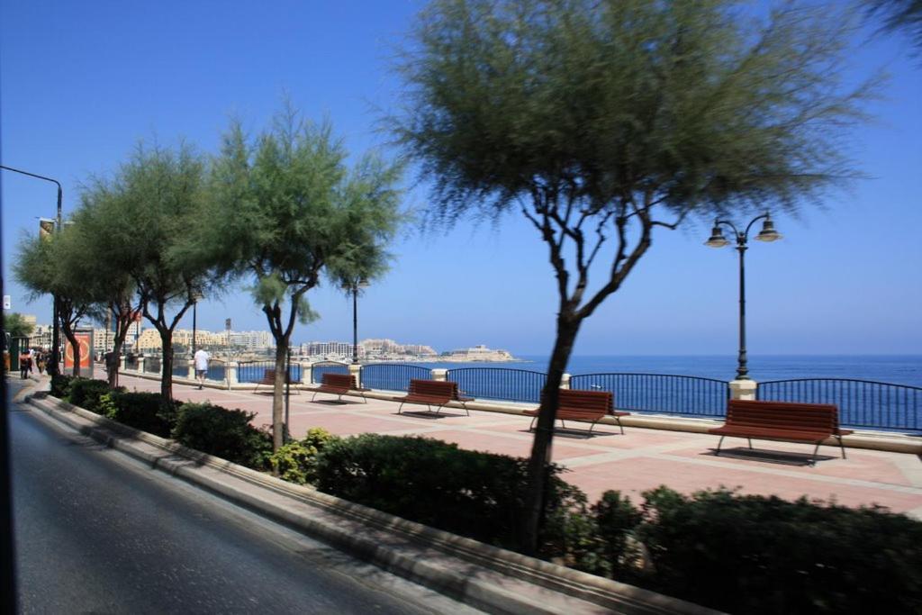 Luxurious Apt With Ocean Views And Pool In Tigne Point Слима Экстерьер фото